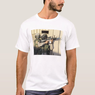Camiseta Una infantería explora los objetivos su arma