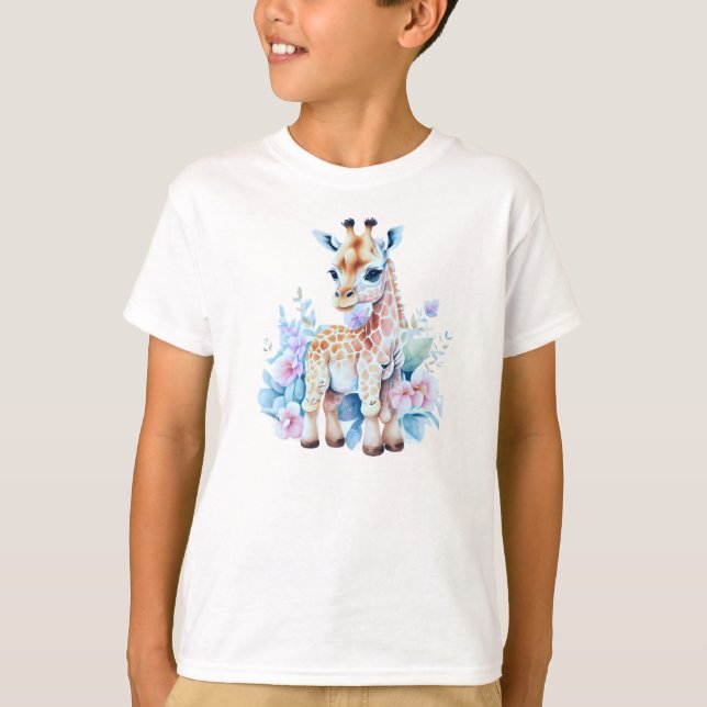 Camiseta Una jirafa de bebé adorable en un jardín de flores (Anverso)
