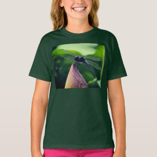 Camiseta Una libélula se posa delicadamente
