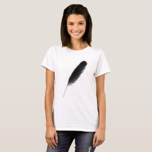 Camiseta Una linda pluma negra original en un fondo blanco
