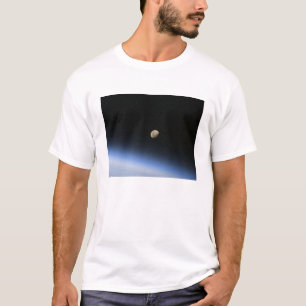 Camiseta Una luna gibosa visible sobre la atmósfera de