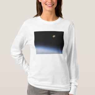 Camiseta Una luna gibosa visible sobre la atmósfera de
