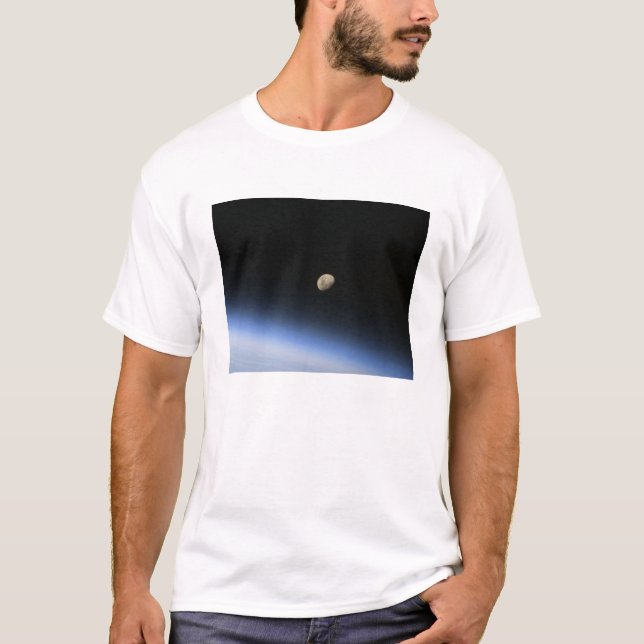 Camiseta Una luna gigante visible sobre la atmósfera de la  (Anverso)