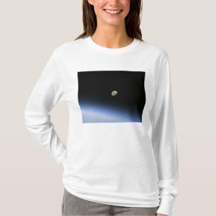 Camiseta Una luna gigante visible sobre la atmósfera de la 