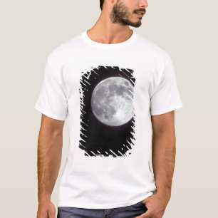 Camiseta Una luna llena brillante en un cielo nocturno negr