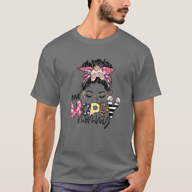 Camiseta Una mamá amapola leopardo Messy Bun Bunny Mommy Ea (Anverso)