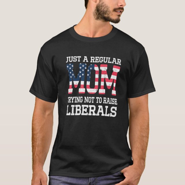 Camiseta Una Mamá Común Intenta No Criar A Los Liberales. (Anverso)