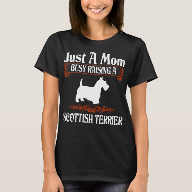 Camiseta Una Mamá Ocupada Levantando El Terrier Escocés (Anverso)