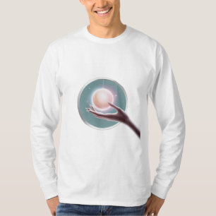 Camiseta Una mano que se extiende para tocar un planeta bri