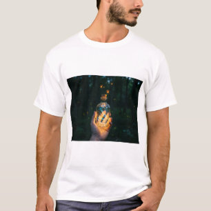 Camiseta Una mano sosteniendo una botella de luz en la noch