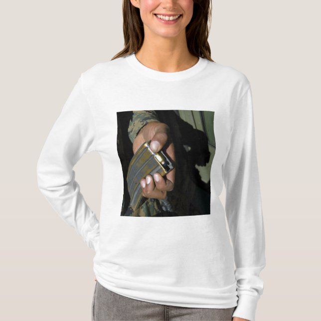 Camiseta Una marina carga cartuchos de munición en blanco (Anverso)