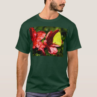 Camiseta Una mariposa amarilla vibrante nublada 4260