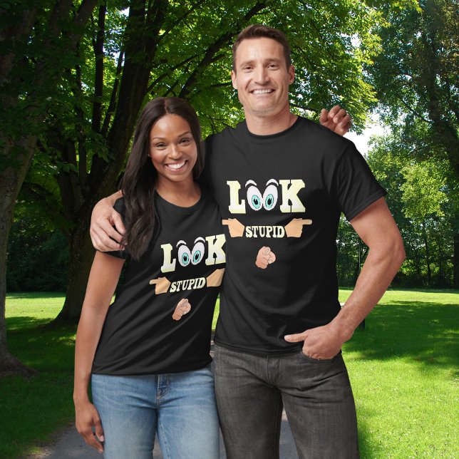 Camiseta Una mirada divertida a un estúpido Unisex apuntand (Funny Look at Stupid Hand Pointing Unisex T-Shirt)