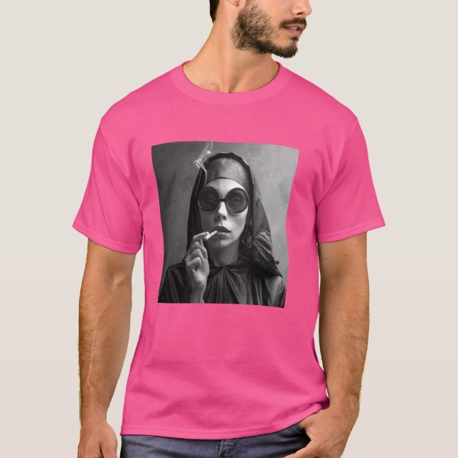 Camiseta Una monja caliente fuma un cigarrillo, ninguno reb (Anverso)