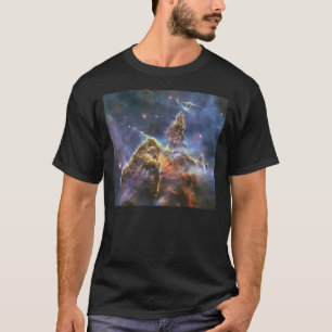 Camiseta Una montaña del polvo y del gas en la nebulosa de