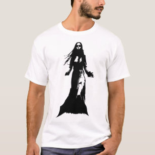 Camiseta Una mujer de cabello largo, con abrigo