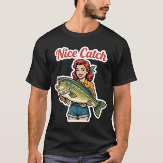 Camiseta Una mujer de dibujos animados sosteniendo un pez g