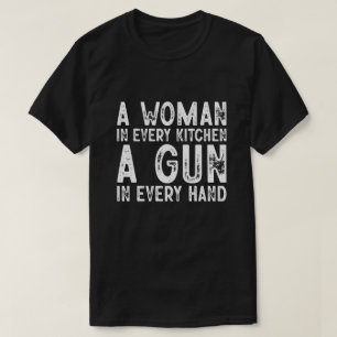 Camiseta Una Mujer En Cada Cocina Un Arma En Cada Mano