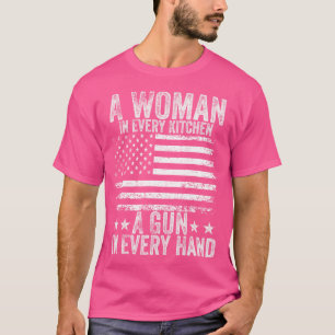 Camiseta Una Mujer En Cada Cocina Un Arma En Cada Mano Amer