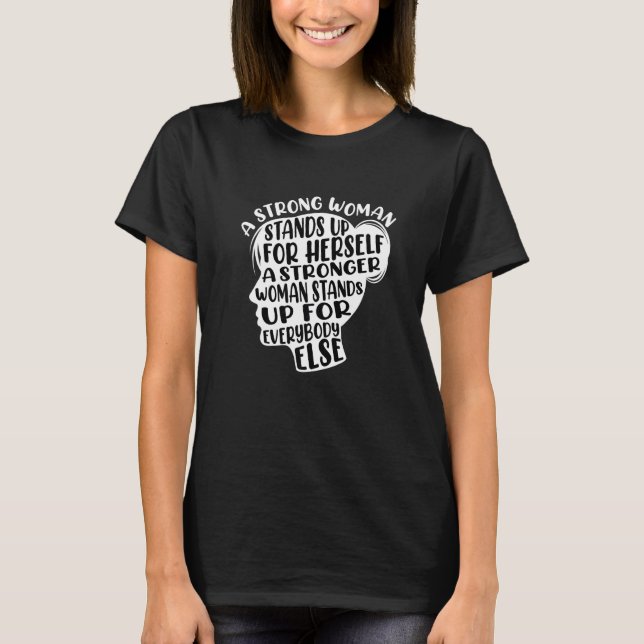 Camiseta Una Mujer Fuerte Se Defiende A Sí Misma Como Una M (Anverso)