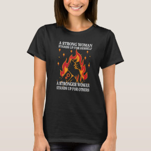 Camiseta Una mujer fuerte se defiende por sí misma