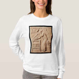 Camiseta Una mujer joven que la arregla ropa en a