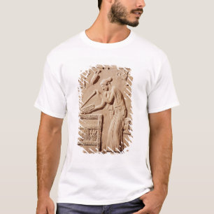Camiseta Una mujer joven que la arregla ropa en a