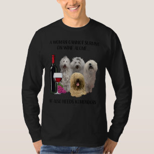 Camiseta Una Mujer No Puede Sobrevivir Solo Con El Vino Kom