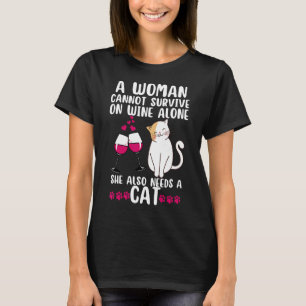 Camiseta Una Mujer No Puede Sobrevivir Solo Con El Vino Que