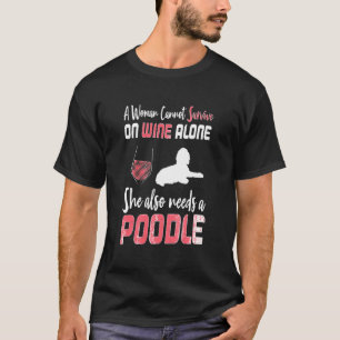 Camiseta Una Mujer No Puede Sobrevivir Solo Con El Vino Que
