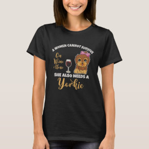 Camiseta Una Mujer No Puede Sobrevivir Solo Con El Vino Yor