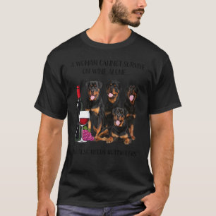 Camiseta Una Mujer No Puede Sobrevivir Solo Con Un Rottweil