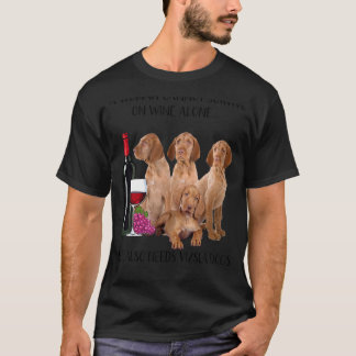 Camiseta Una Mujer No Puede Sobrevivir Solo Con Vizsla
