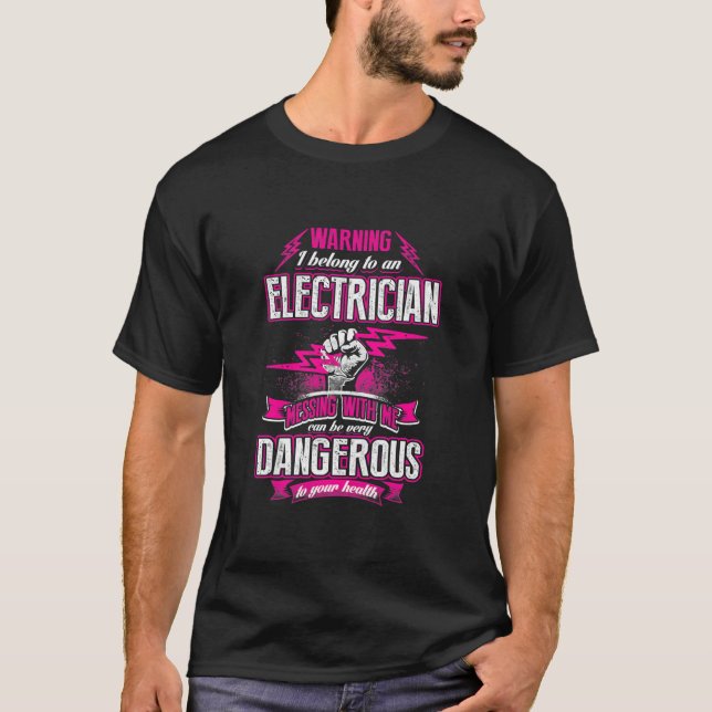 Camiseta Una mujer orgullosa de ser cómica de un electricis (Anverso)