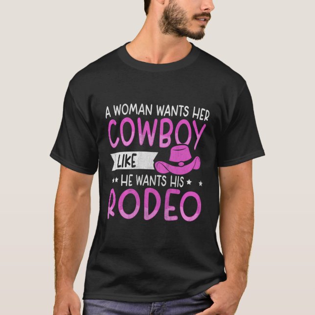 Camiseta Una Mujer Quiere A Su Vaquero Como Quiere Su Rodeo (Anverso)