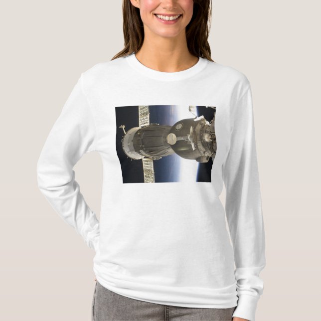 Camiseta Una nave espacial Soyuz retrocedió por la Tierra (Anverso)