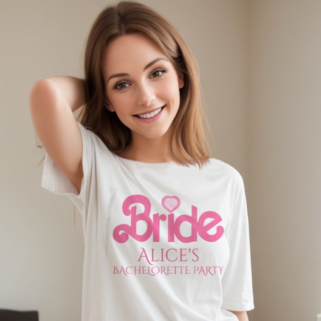Camiseta Una novia rosa personalizada y personalizada (Trendy pink typography bride to be. Team bride also available for a memorable bachelorette party. )
