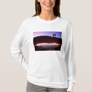Camiseta Una pareja observa el amanecer desde la cima del A