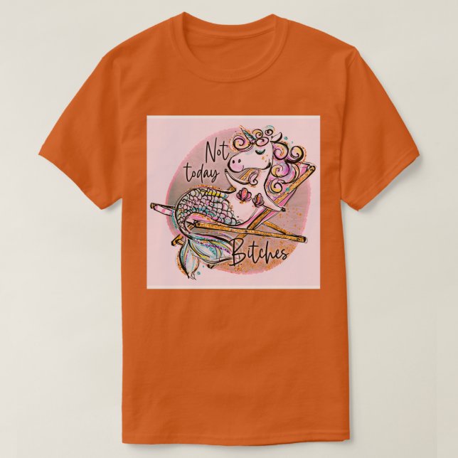 Camiseta Una pequeña sirena unicornio relajándose en la sil (Diseño del anverso)
