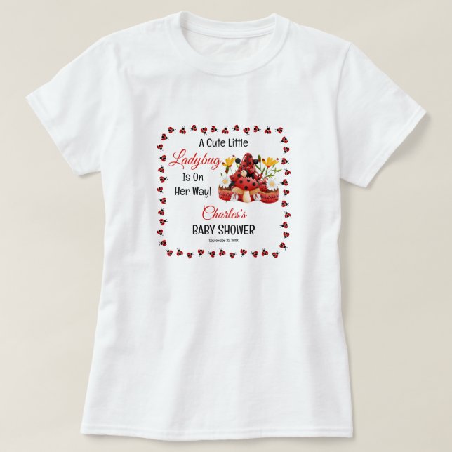 Camiseta Una Pequeña Y Pequeña Ladybug Está En Camino De Ba (Diseño del anverso)