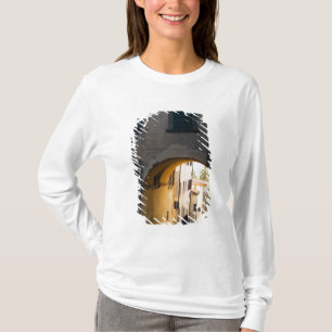 Camiseta Una persona caminando bajo un arco, cuesta abajo e