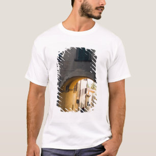 Camiseta Una persona caminando bajo un arco, cuesta abajo e