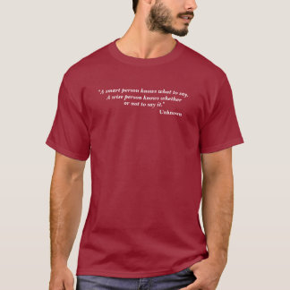 Camiseta Una persona elegante contra. Una cita sabia de la
