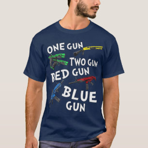 Camiseta Una pistola dos pistola roja un arma azul
