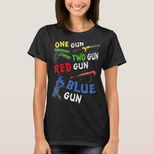 Camiseta Una pistola dos pistola roja un arma azul