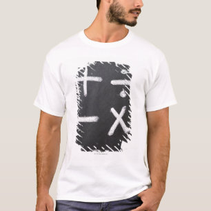 Camiseta Una pizarra con símbolos matemáticos en ella