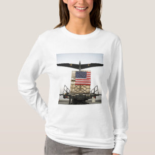 Camiseta Una plataforma que contiene el supplie humanitario