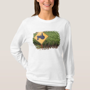 Camiseta Una señal de cruce de tractor amarillo en el viñed