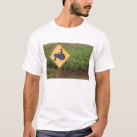 Una señal de cruce de tractor amarillo en el viñed