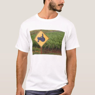 Camiseta Una señal de cruce de tractor amarillo en el viñed